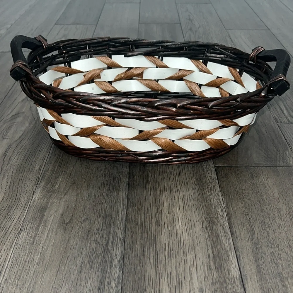Weaved multicolor basket